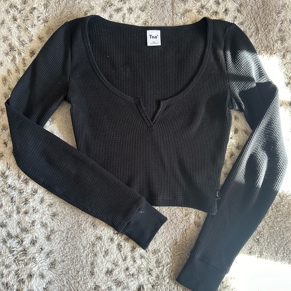 Aritzia black waffle top - Picture 2 of 4